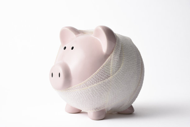 白色背景上缠着白色绷带的储蓄罐图片下载