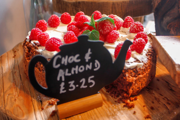 巧克力杏仁蛋糕配覆盆子装饰图片下载