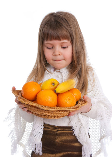 白底上有水果的小女孩图片下载