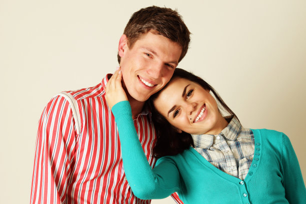 年轻可爱幸福的一对图片下载