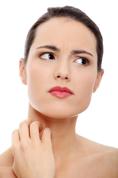 美丽的女孩用完美的皮肤挠她的脖子图片下载