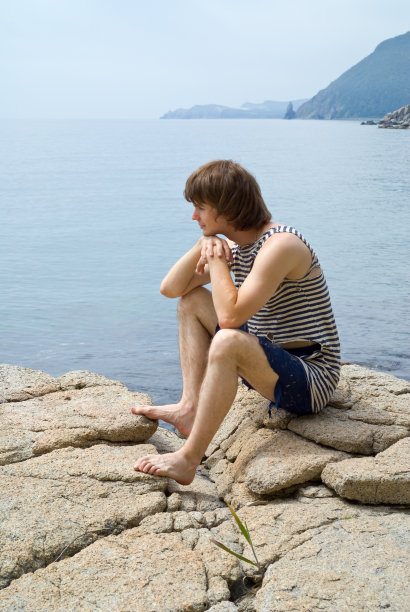 男孩在海上图片下载