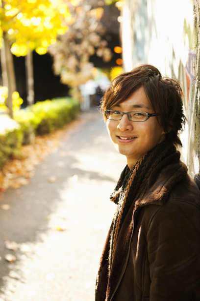 年轻人微笑着图片下载