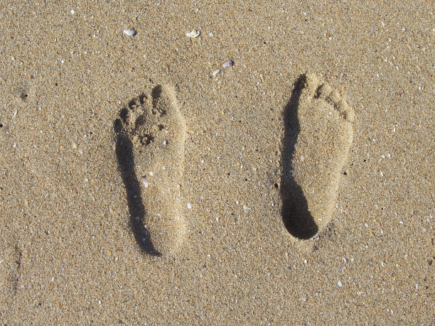 沙滩上的脚印图片下载