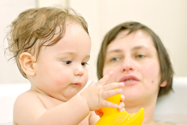 妈妈和儿子在洗澡图片下载