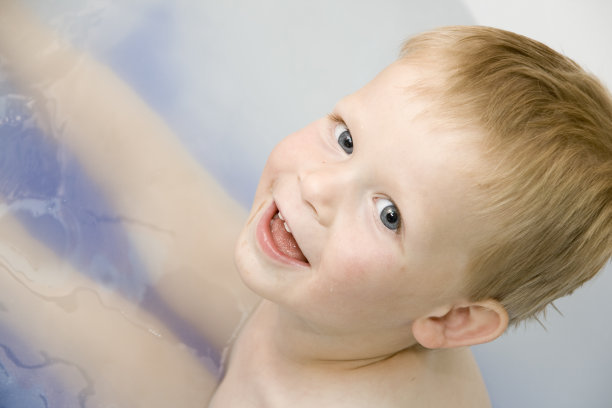 浴缸里的男孩图片下载