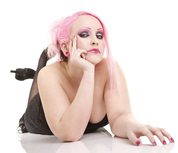 迷人的年轻女子，粉红色的头发图片下载