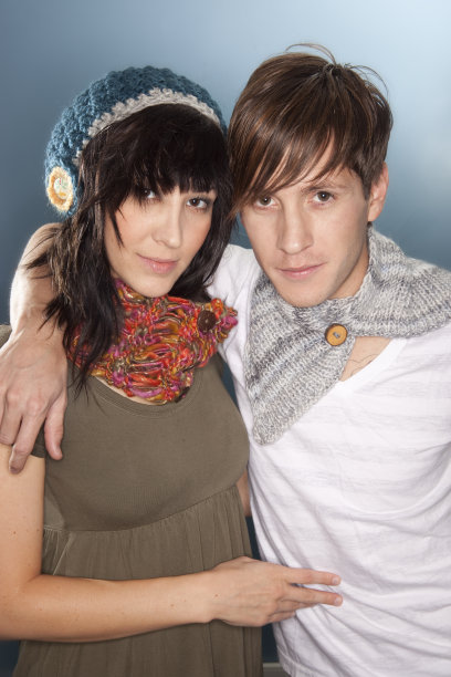 男孩和女孩戴着围巾和帽子图片下载