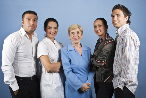 快乐微笑的商务人士团体图片下载