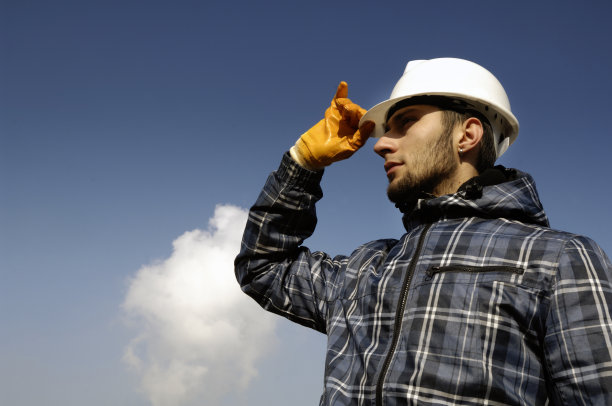 年轻的工人在云附近图片下载