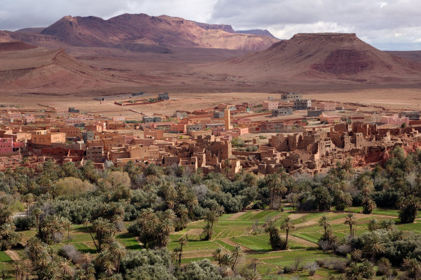 绿洲、沙漠和桌山形成对比图片下载