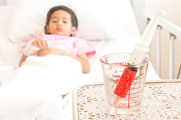 小男孩躺在医院里图片下载