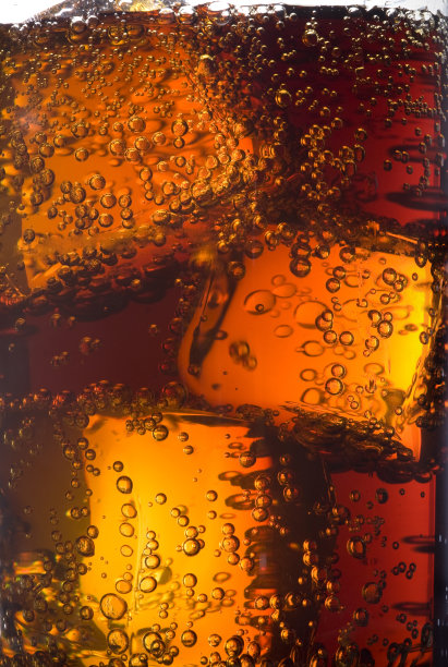 一杯加冰的可乐图片下载