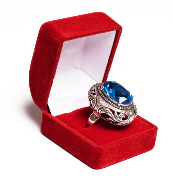 红色盒子里的复古戒指图片下载