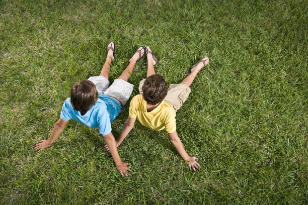 孩子们坐在草地上图片下载