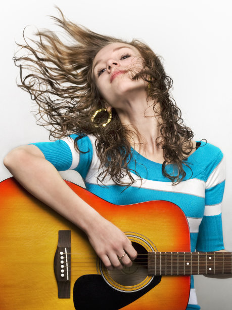 年轻女孩弹吉他图片下载