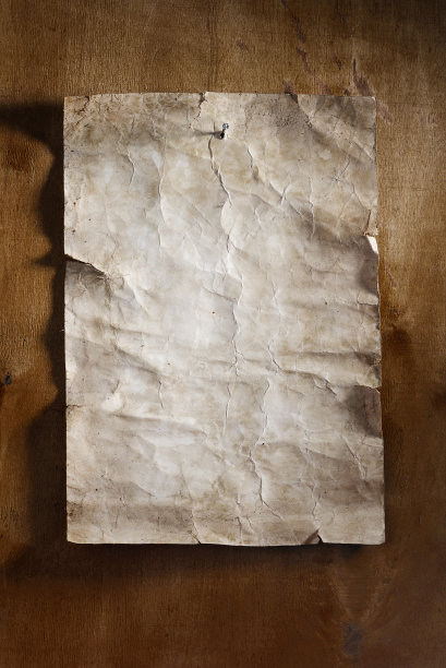 棕色木头上的旧纸图片下载