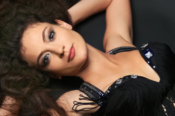 美丽的女人。有吸引力的黑发图片下载