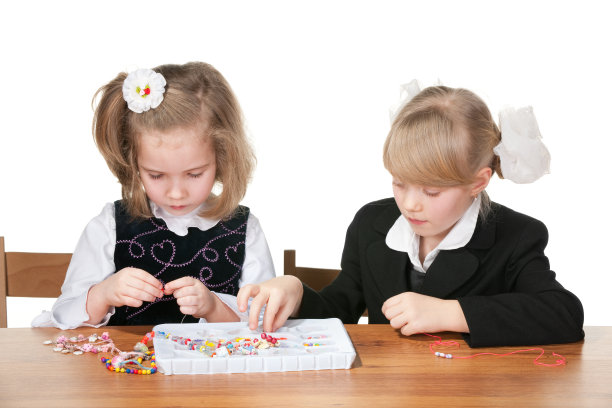 两个女孩忙着做手工艺品图片下载