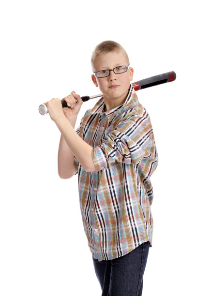拿着棒球棒的年轻人图片下载