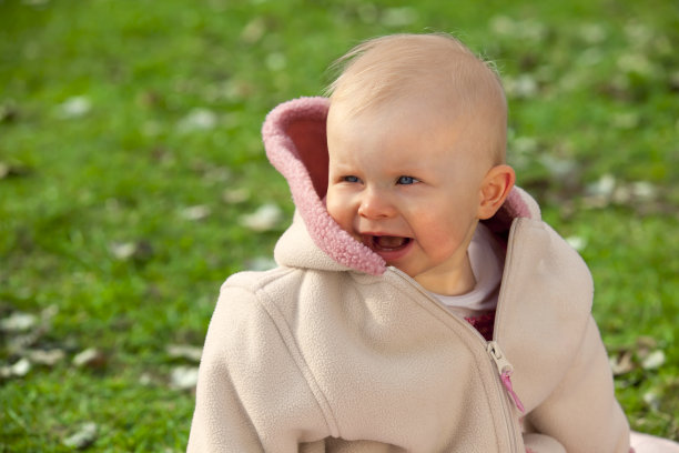 小女孩笑图片下载