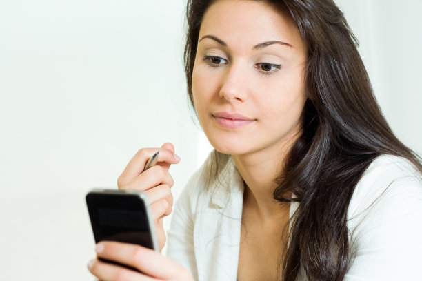 女商人在看手机图片下载