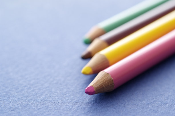 一排彩色铅笔在蓝色背景与复制空间图片下载