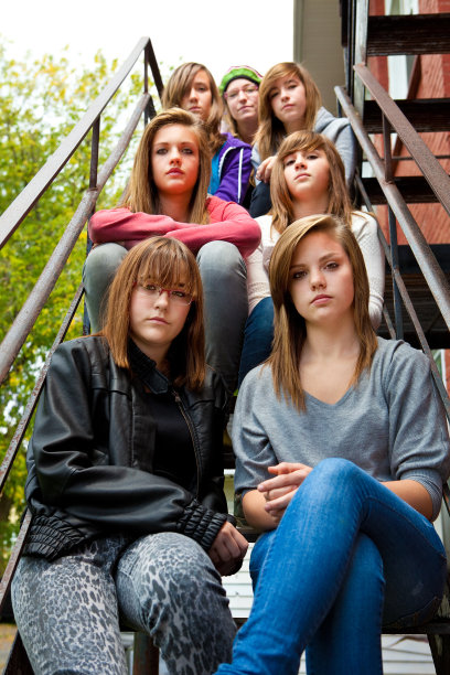 一群十几岁的女孩在一起图片下载