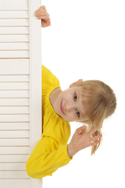 穿着黄色夹克的快乐女孩图片下载