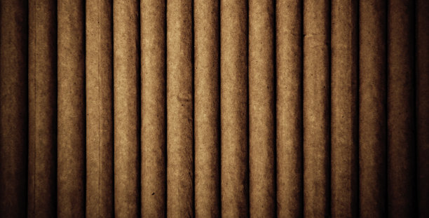 棕色的木制背景上的香烟图片下载