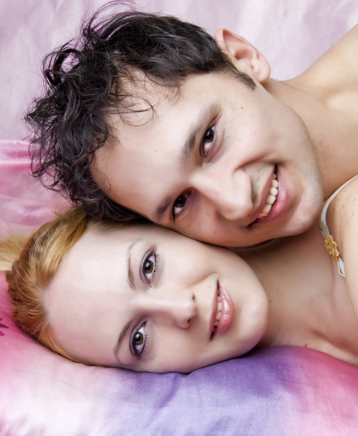 年轻迷人，幸福多情的情侣在床上图片下载