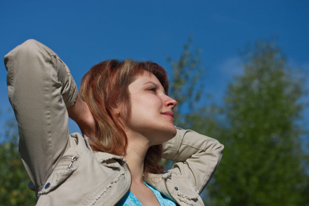 早上光。年轻的女人图片下载