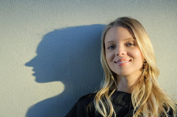 金发女孩在微笑图片下载