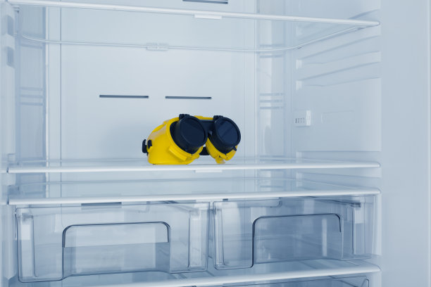 冰箱里的铜焊护目镜图片下载