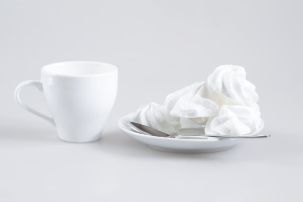 白色的杯子和甜食图片下载