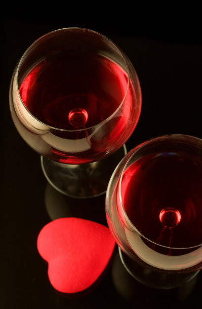 酒杯和一颗心图片下载