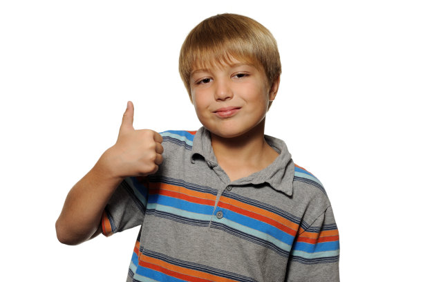 可爱的男孩竖起大拇指图片下载