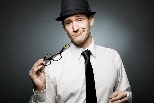 白衬衫黑帽子的困惑商人。图片下载