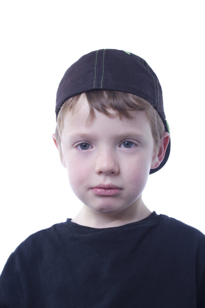 悲伤的小男孩。图片下载