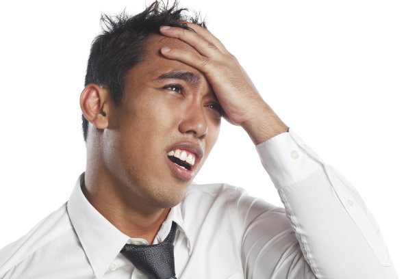 亚洲马来人皱眉与头痛，手在前额图片下载