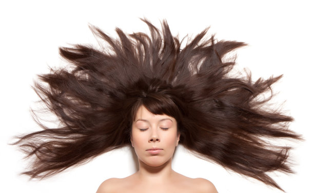 在地板上把长发拉直的女人图片下载