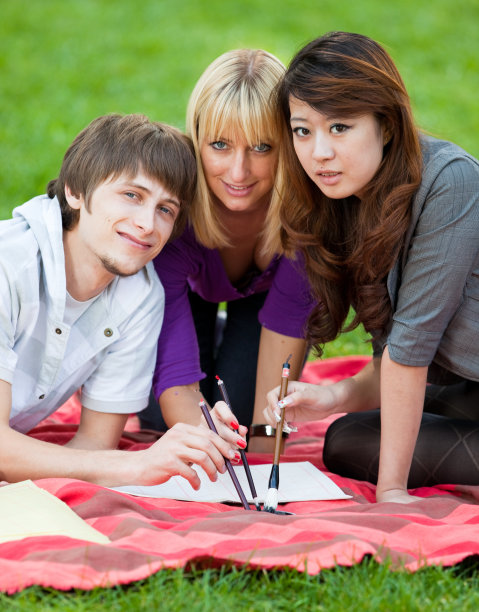 学生在户外图片下载
