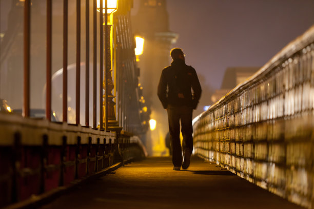 夜里有人在桥上走图片下载