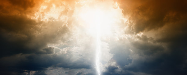 一张美丽的太阳穿过云层的照片图片下载