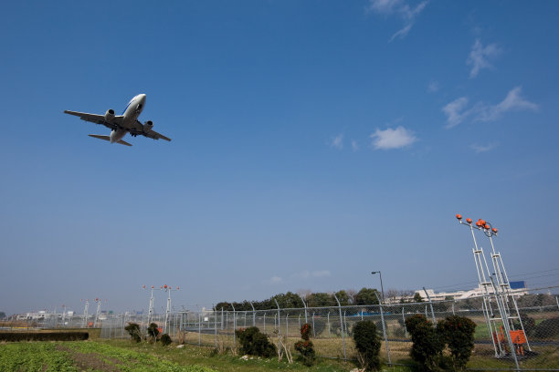 飞机从跑道起飞图片下载