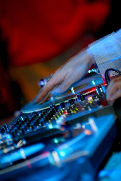 一个dj在刮唱片图片下载