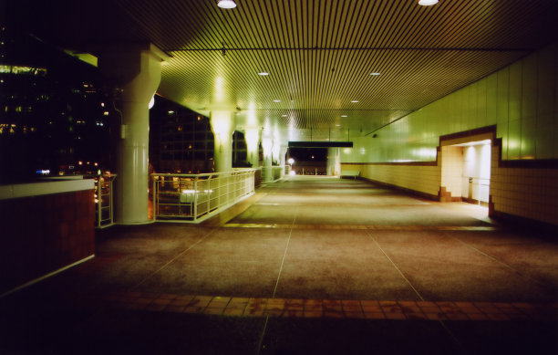 夜间的户外人行道图片下载