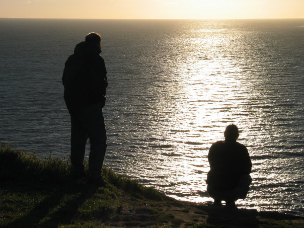 朋友们望着大海图片下载