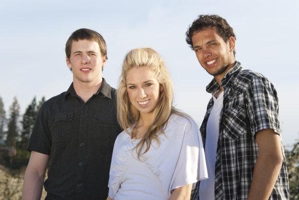 两个男孩和一个女孩图片下载