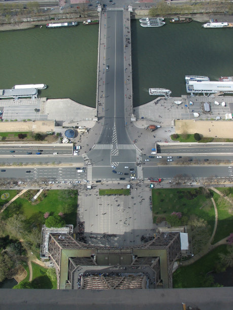 从埃菲尔铁塔往下看图片下载